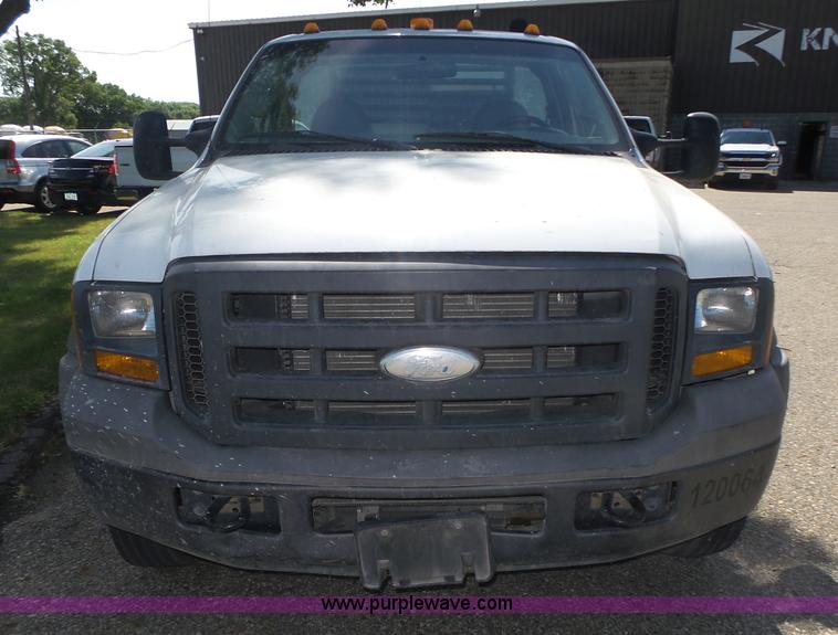 image for item K8379 2005 Ford F550 Super Duty flatbed truck