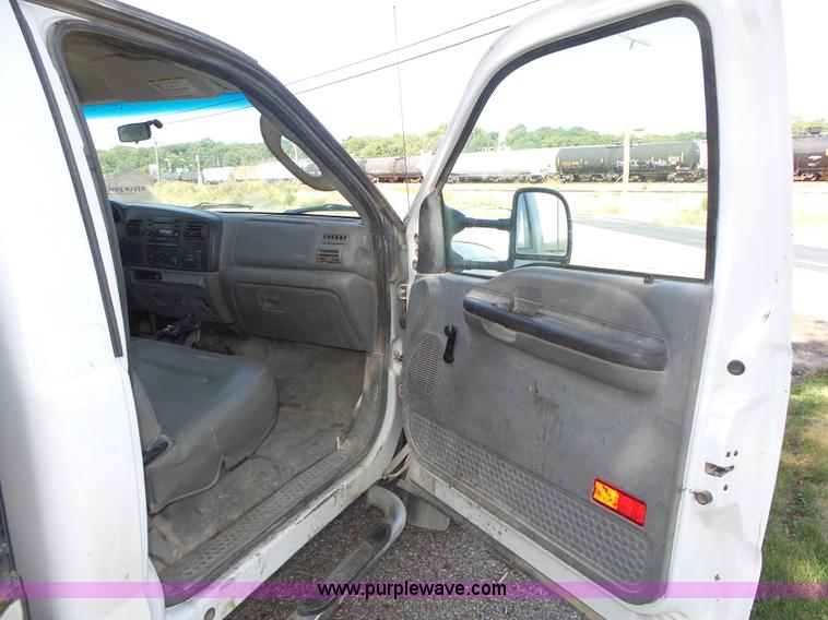 image for item K8379 2005 Ford F550 Super Duty flatbed truck