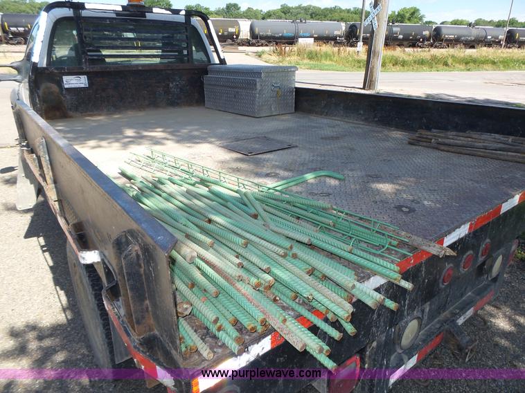 image for item K8379 2005 Ford F550 Super Duty flatbed truck