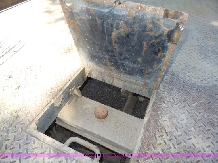 image for item K8379 2005 Ford F550 Super Duty flatbed truck