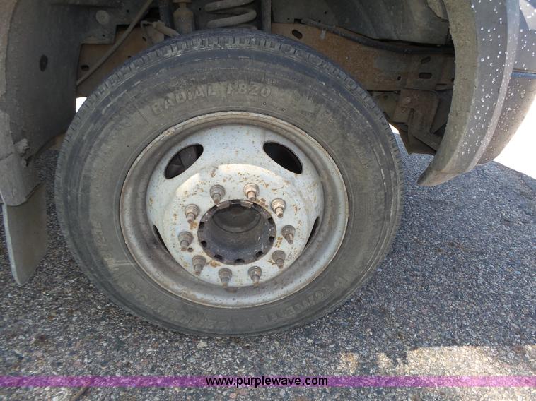 image for item K8379 2005 Ford F550 Super Duty flatbed truck