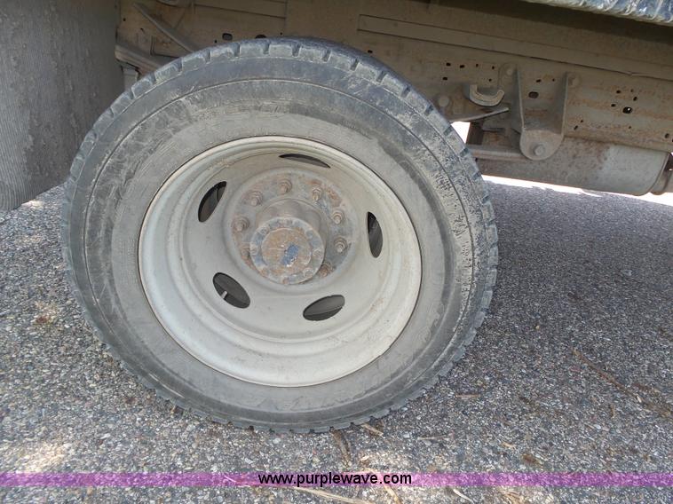 image for item K8379 2005 Ford F550 Super Duty flatbed truck