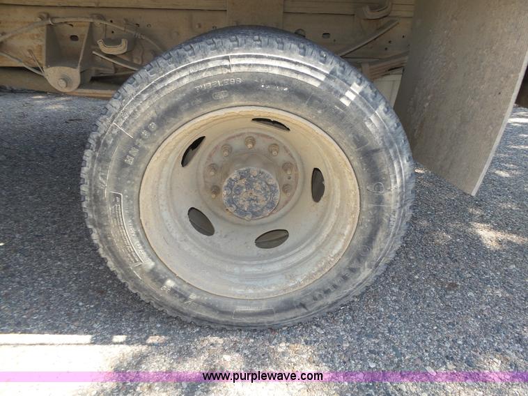 image for item K8379 2005 Ford F550 Super Duty flatbed truck