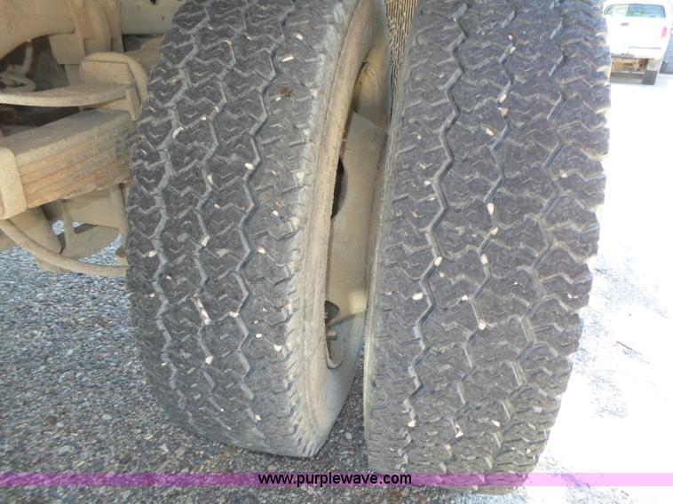 image for item K8379 2005 Ford F550 Super Duty flatbed truck