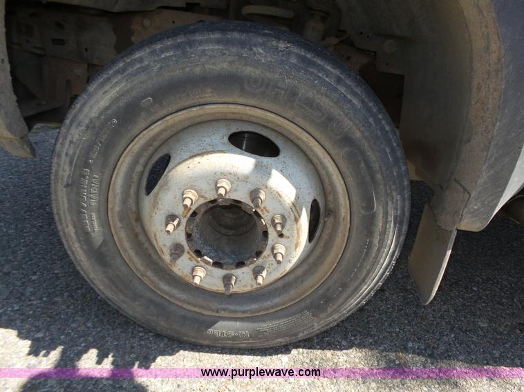 image for item K8379 2005 Ford F550 Super Duty flatbed truck