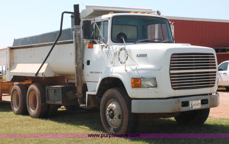 image for item K8790 1993 Ford L9000 dump truck