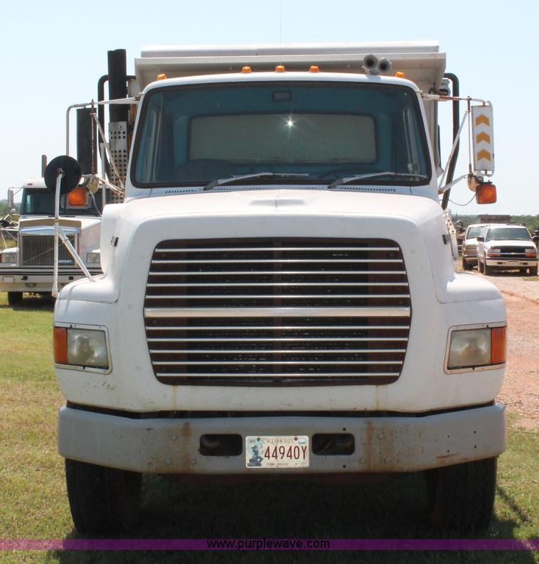 image for item K8790 1993 Ford L9000 dump truck