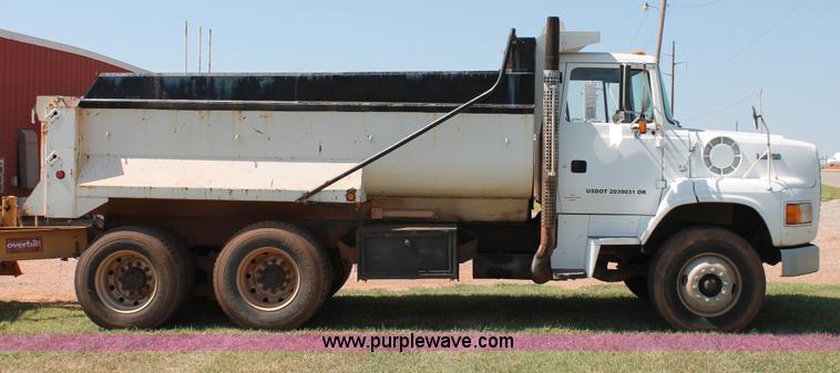 image for item K8790 1993 Ford L9000 dump truck