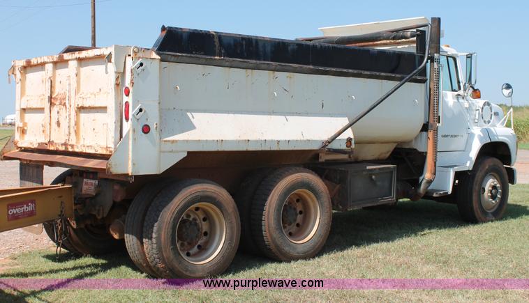 image for item K8790 1993 Ford L9000 dump truck