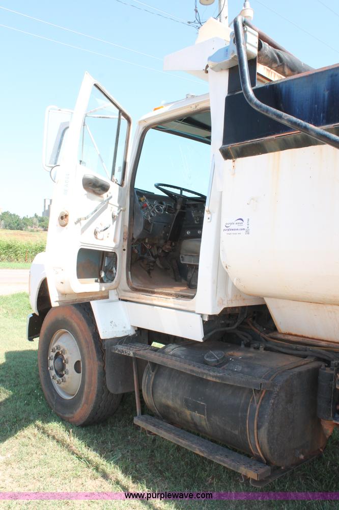 image for item K8790 1993 Ford L9000 dump truck