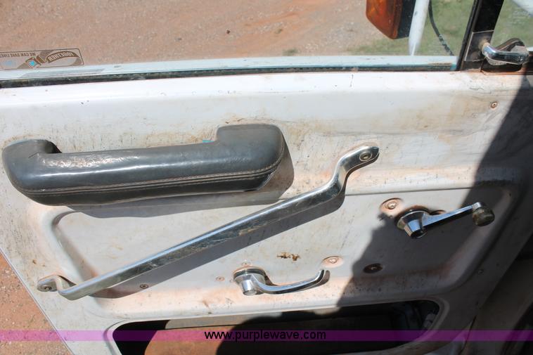 image for item K8790 1993 Ford L9000 dump truck