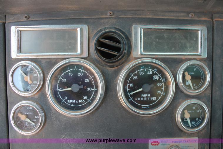 image for item K8790 1993 Ford L9000 dump truck