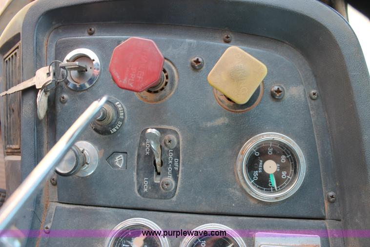 image for item K8790 1993 Ford L9000 dump truck