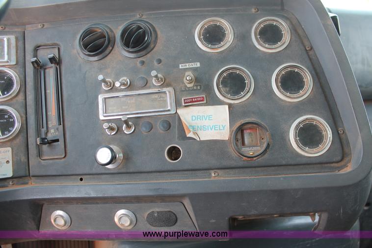 image for item K8790 1993 Ford L9000 dump truck