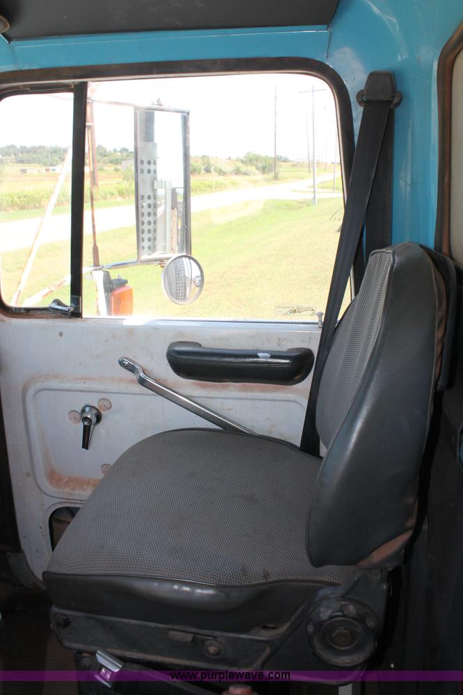 image for item K8790 1993 Ford L9000 dump truck