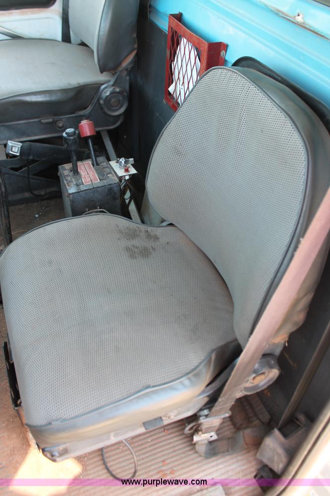 image for item K8790 1993 Ford L9000 dump truck