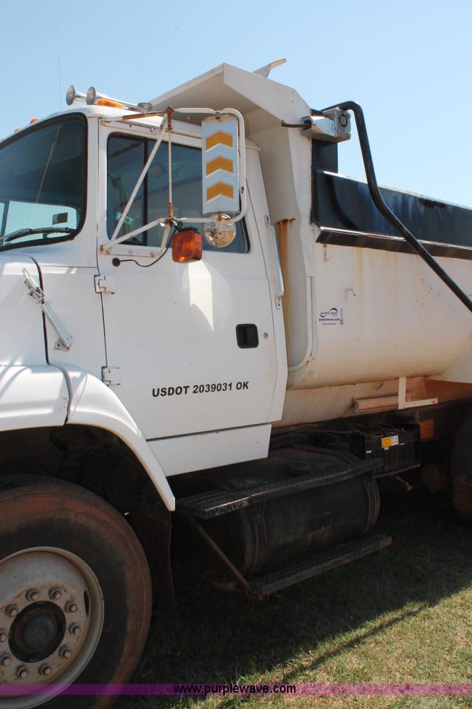 image for item K8790 1993 Ford L9000 dump truck