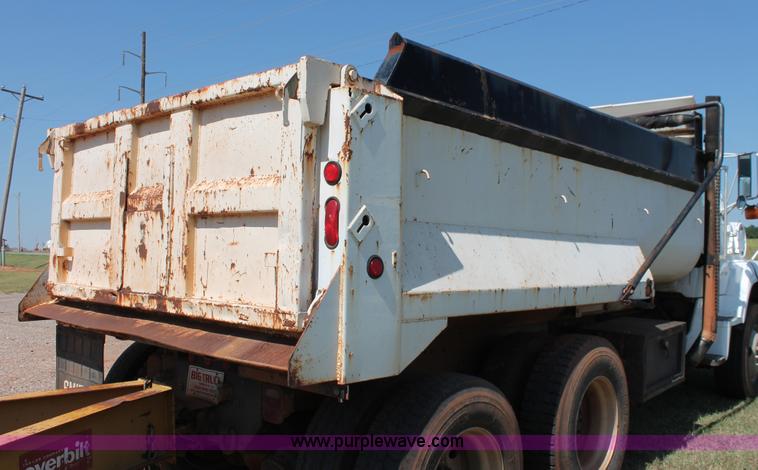 image for item K8790 1993 Ford L9000 dump truck