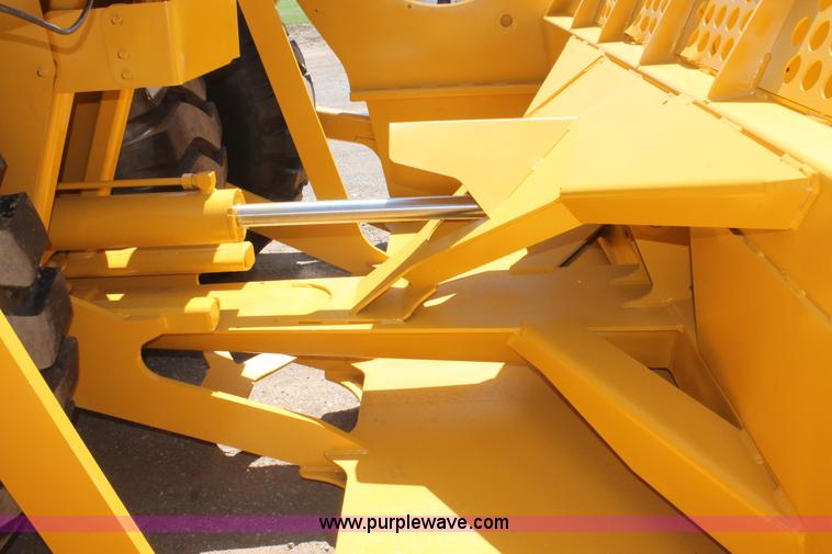 image for item K8795 2013 John Deere 2112E scraper