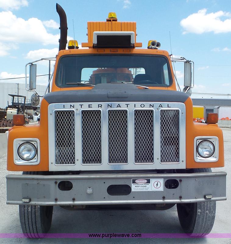 image for item L1999 1983 International F2574 bridge inspection and bucket truck