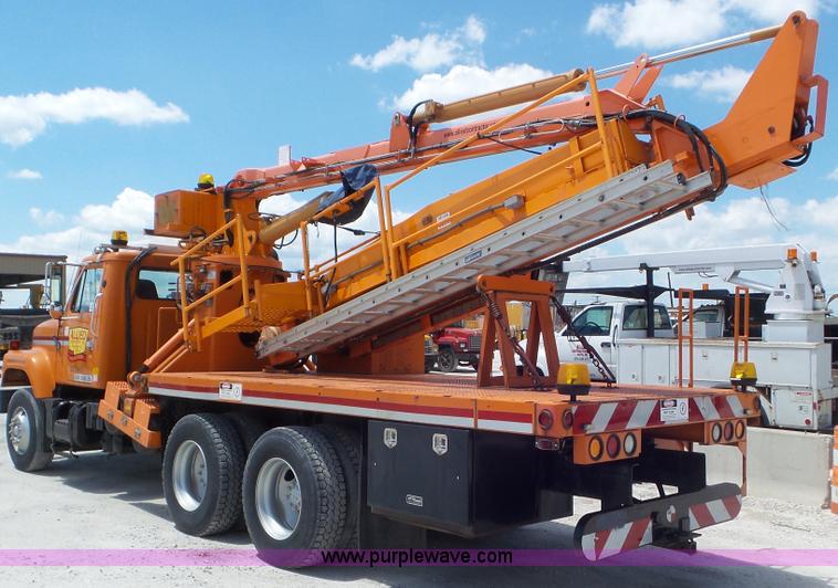 image for item L1999 1983 International F2574 bridge inspection and bucket truck
