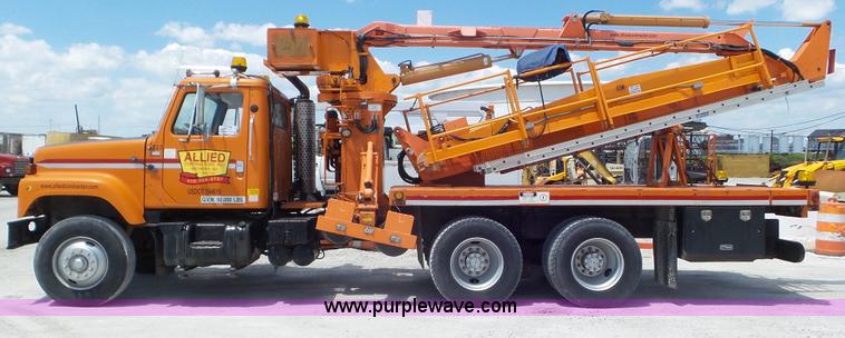 image for item L1999 1983 International F2574 bridge inspection and bucket truck