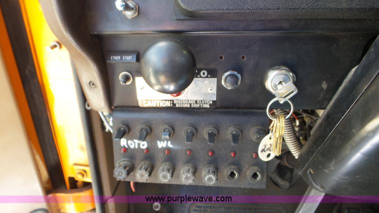 image for item L1999 1983 International F2574 bridge inspection and bucket truck