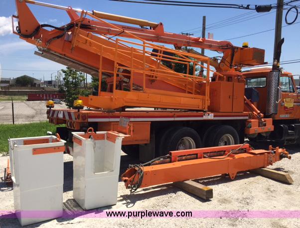 image for item L1999 1983 International F2574 bridge inspection and bucket truck