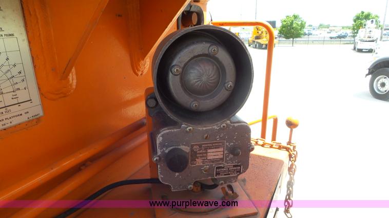 image for item L1999 1983 International F2574 bridge inspection and bucket truck