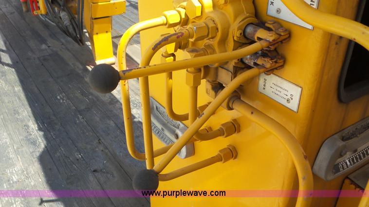 image for item L2000 1995 Volvo ACL bridge inspection truck