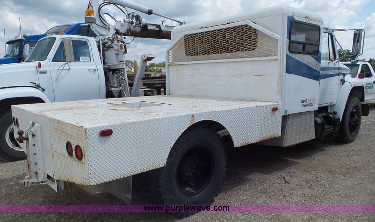 image for item L2080 1983 International 1754 flatbed truck