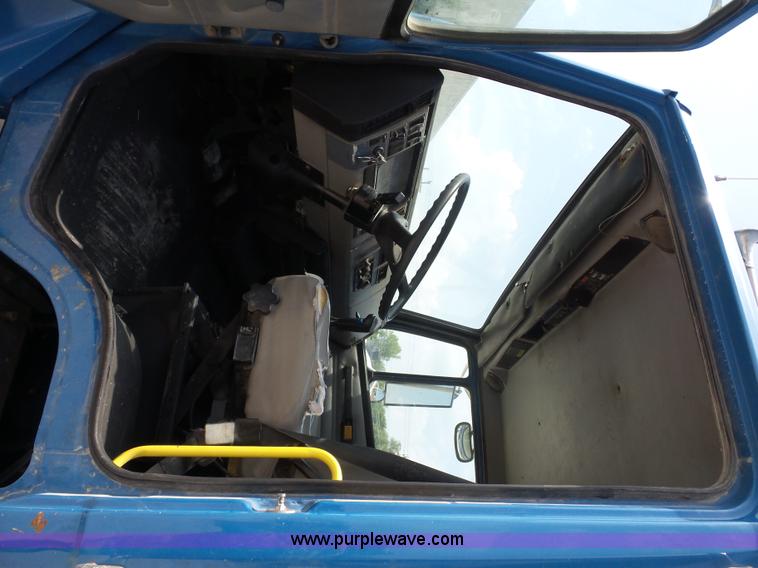 image for item L2846 2002 Freightliner FL80 dump truck