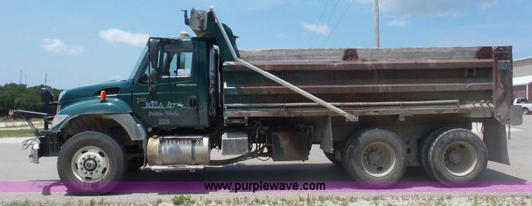 image for item L2875 2006 International 7400 dump truck