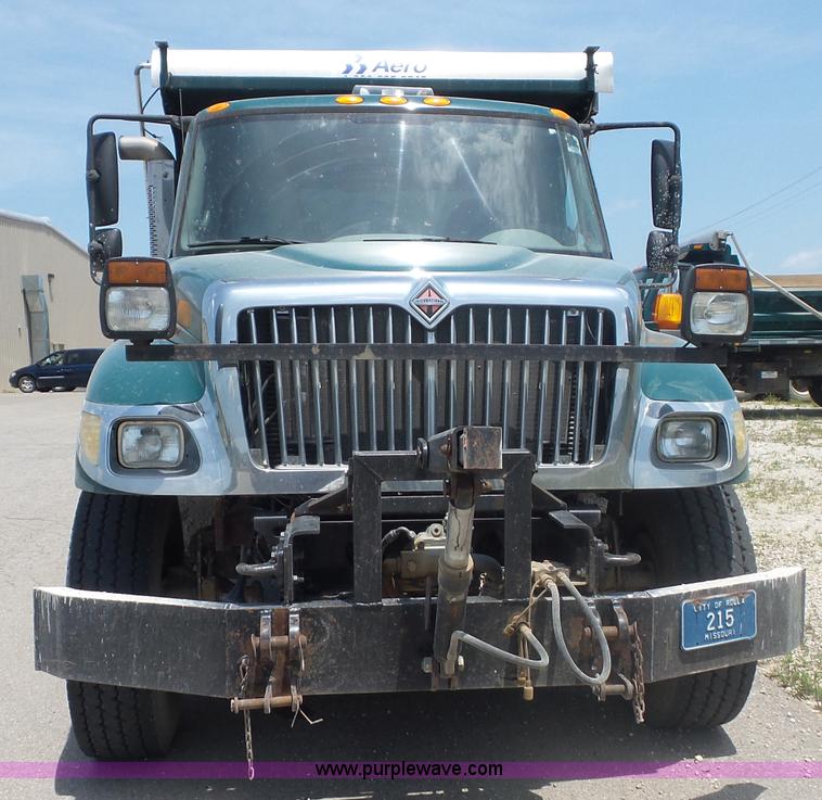 image for item L2875 2006 International 7400 dump truck