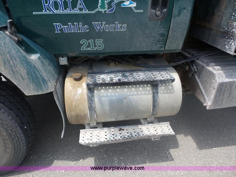 image for item L2875 2006 International 7400 dump truck