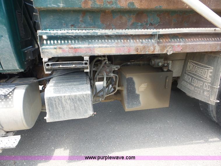 image for item L2875 2006 International 7400 dump truck