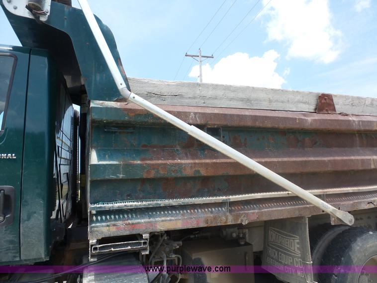 image for item L2875 2006 International 7400 dump truck