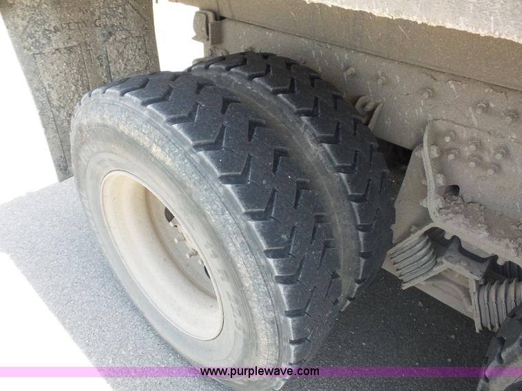 image for item L2875 2006 International 7400 dump truck