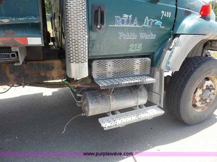image for item L2875 2006 International 7400 dump truck