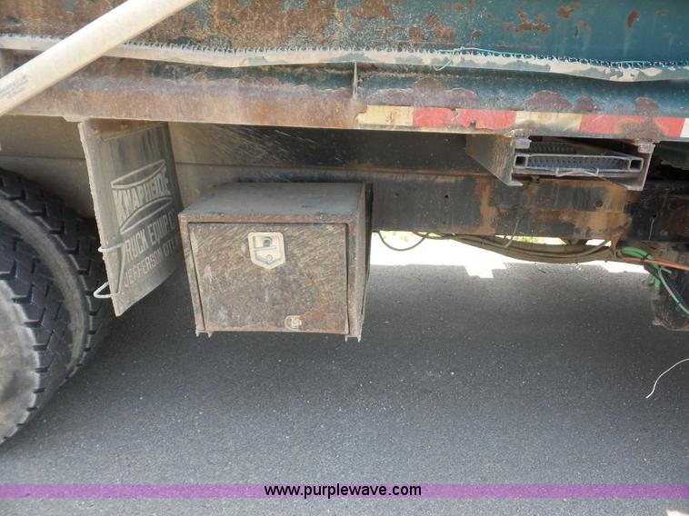 image for item L2875 2006 International 7400 dump truck