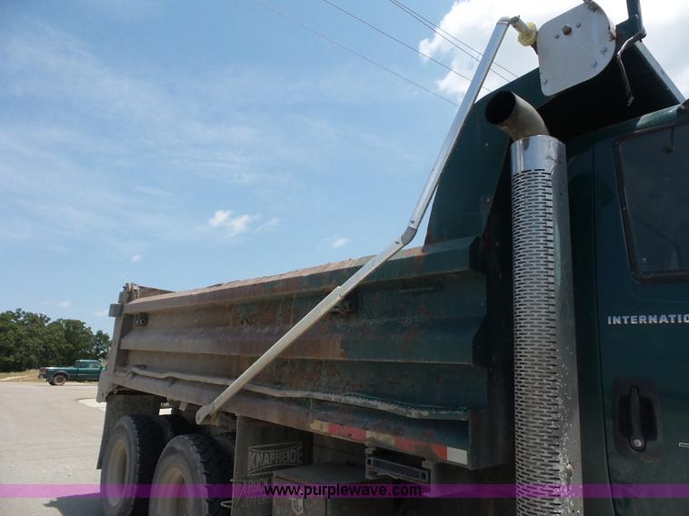 image for item L2875 2006 International 7400 dump truck