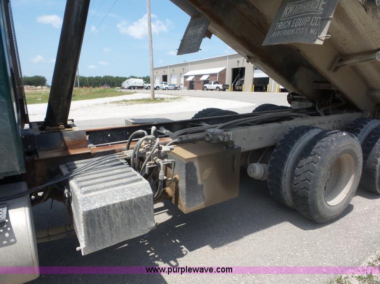 image for item L2875 2006 International 7400 dump truck