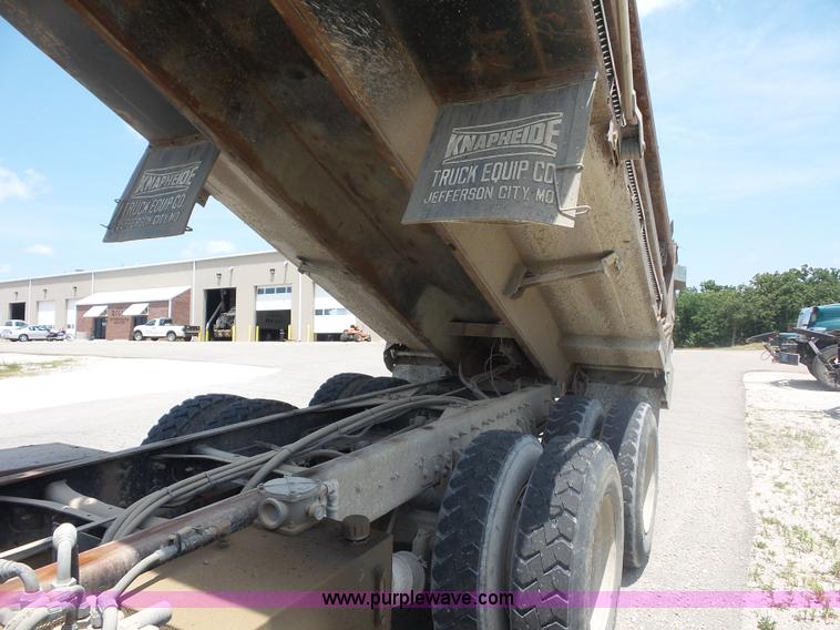 image for item L2875 2006 International 7400 dump truck