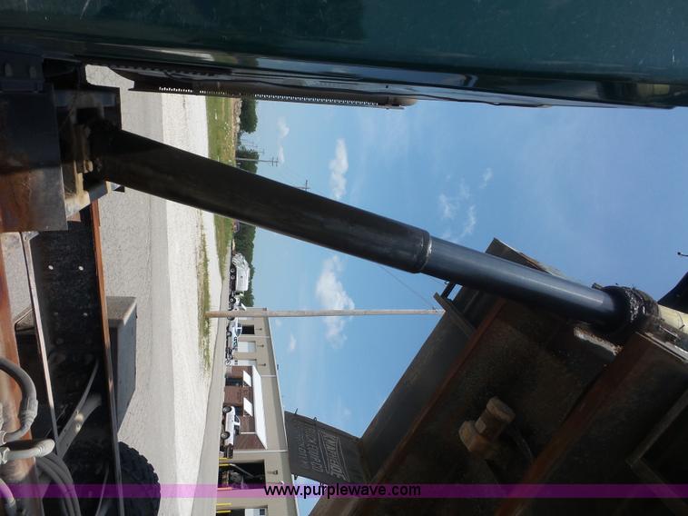 image for item L2875 2006 International 7400 dump truck