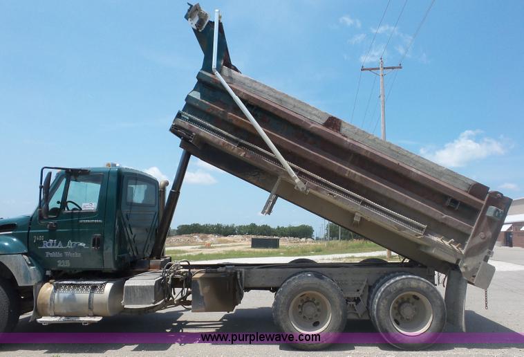 image for item L2875 2006 International 7400 dump truck