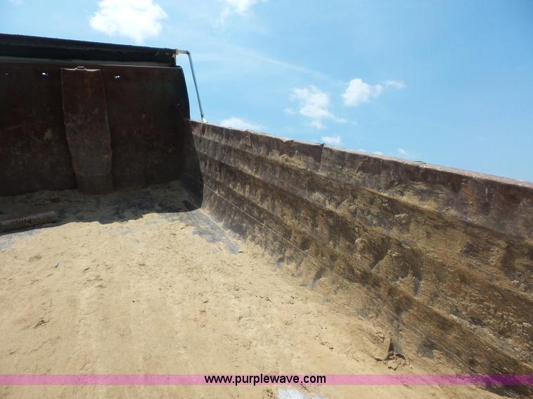 image for item L2875 2006 International 7400 dump truck