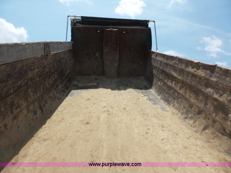 image for item L2875 2006 International 7400 dump truck