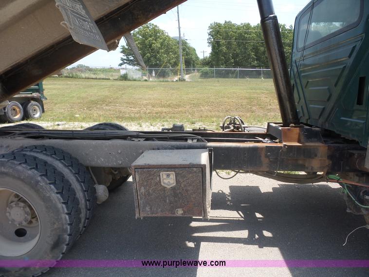 image for item L2875 2006 International 7400 dump truck