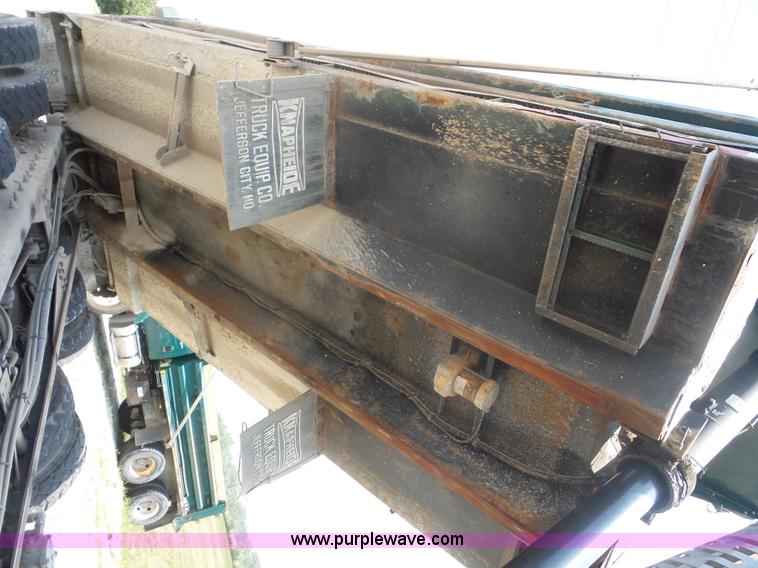 image for item L2875 2006 International 7400 dump truck