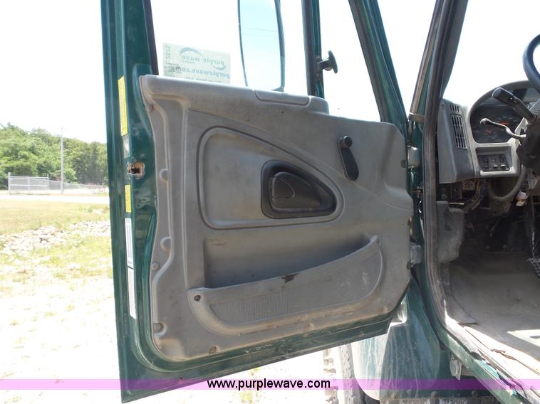 image for item L2875 2006 International 7400 dump truck